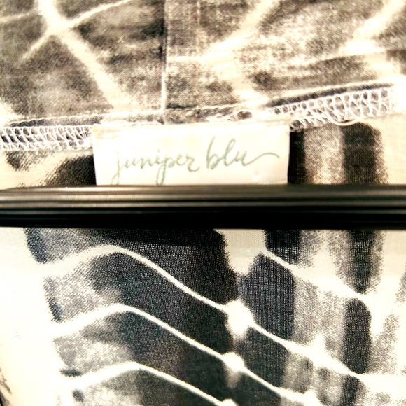 Cropped black and white tie-up top. Size S - Picture 2 of 5